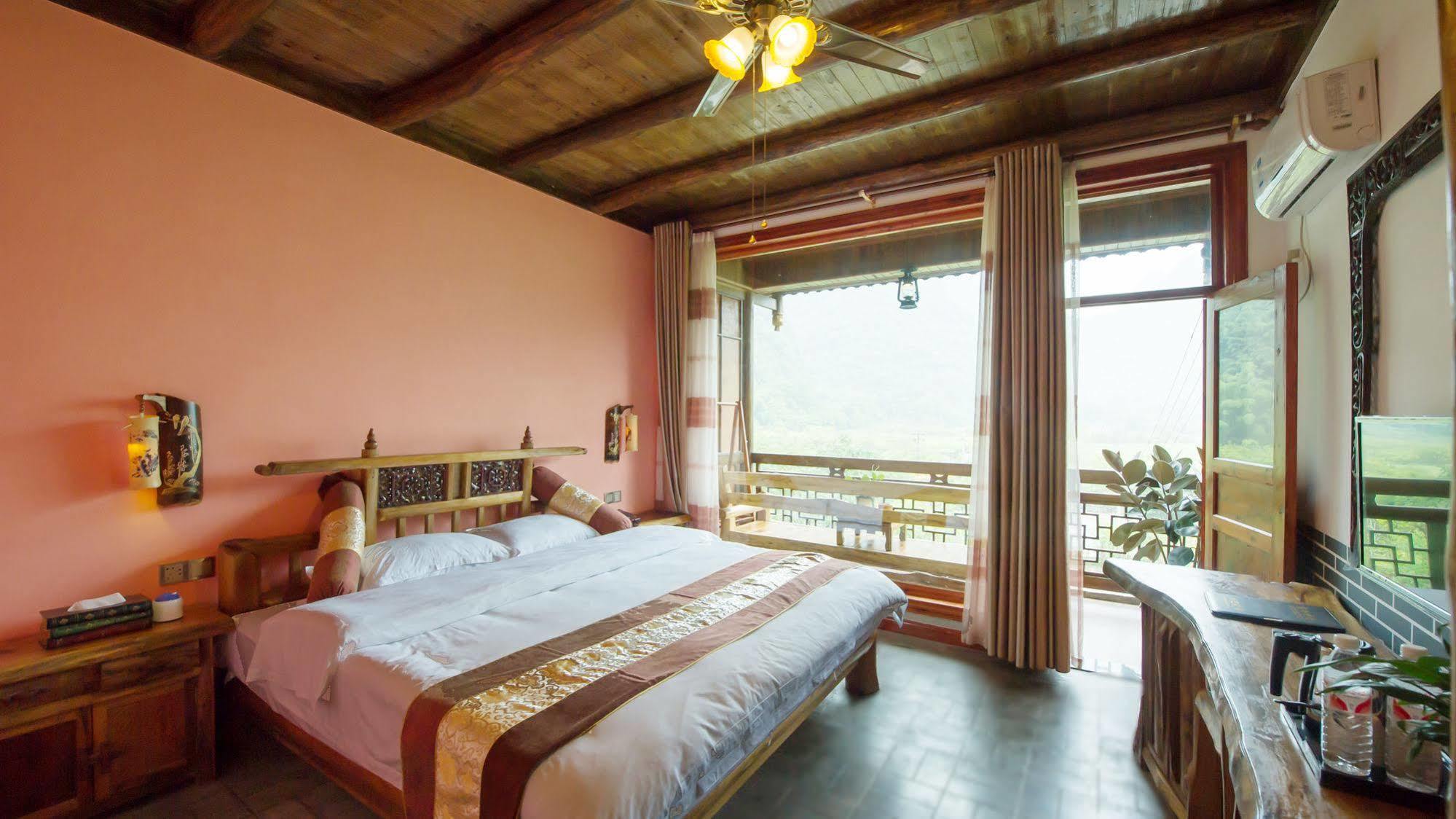 Отель Yangshuo Scenic Mountain Retreat Экстерьер фото