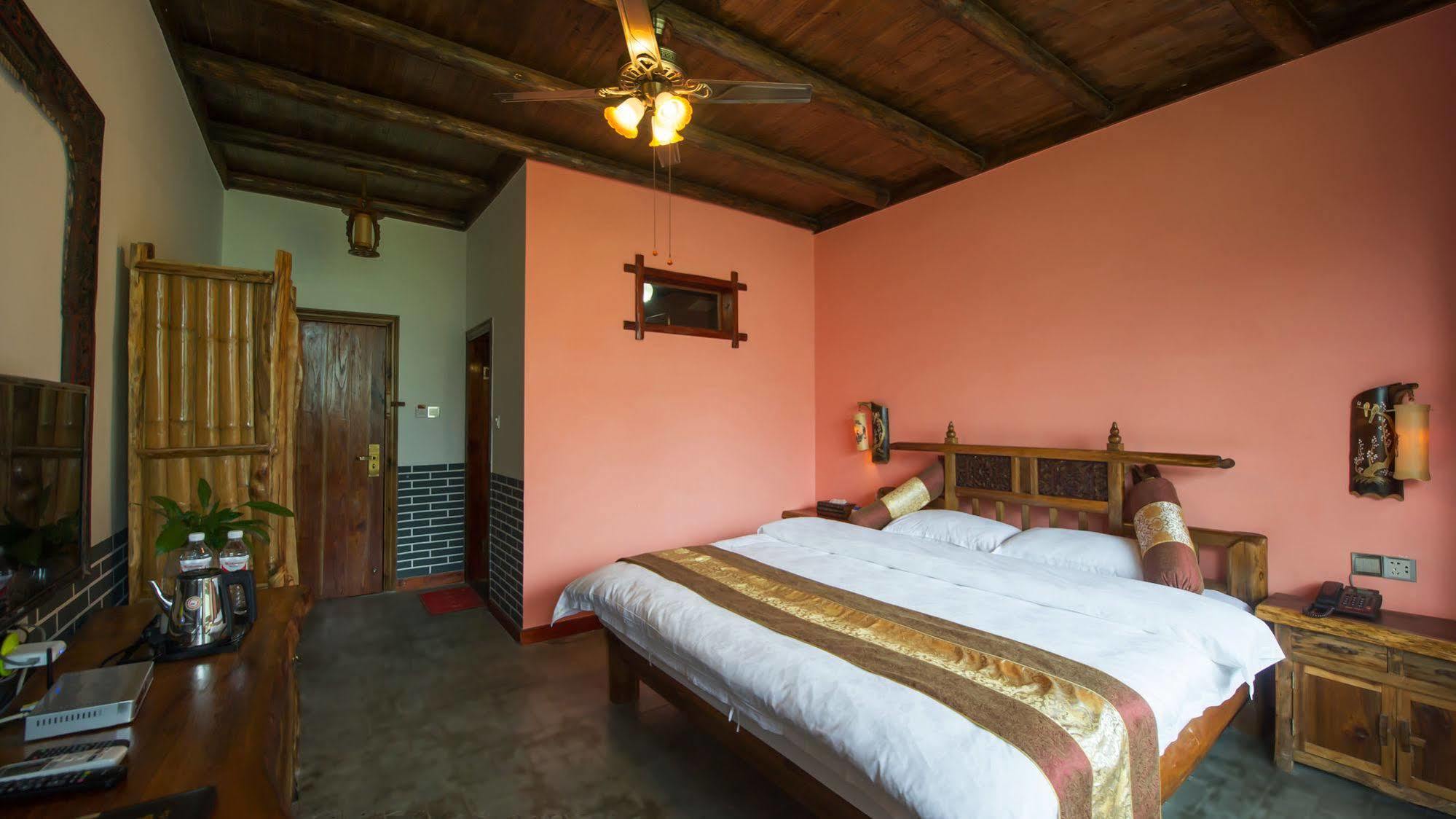 Отель Yangshuo Scenic Mountain Retreat Экстерьер фото